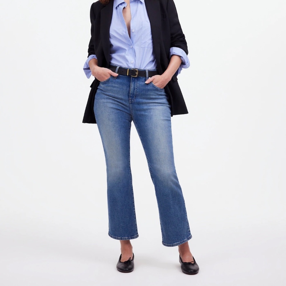 Curvy Kick Out Crop Jean - Oneida Wash - 27